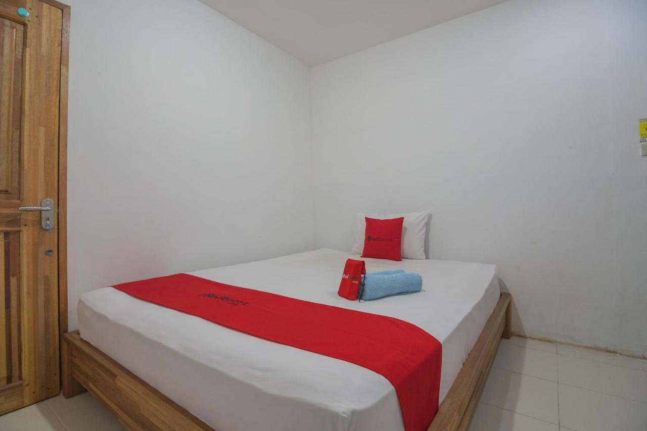 Reddoorz Near Gajah Mada Pontianak Hotel Exterior foto